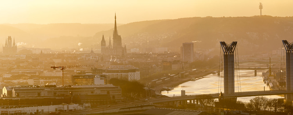 Une vue du ciel de Rouen où l'on voit notamment la Seine, le pont Flaubert et la Cathédrale